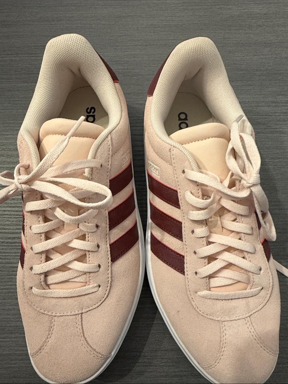 adidas Men’s size 7 women’s 9 Suede Sneakers in Light Pink with Burgundy Stripes